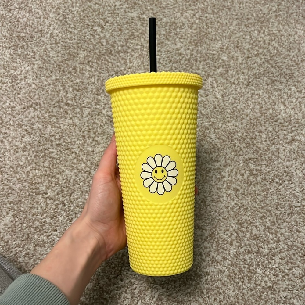 NWT Daisy studded tumbler with straw. Brand new / never used!